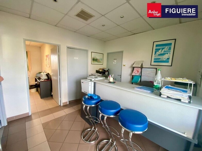 Office in Salon-de-Provence for lease - Building Photo - Image 2 of 8