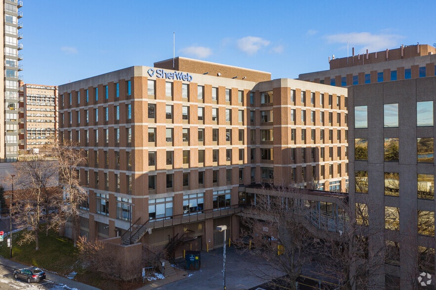 1000 Rue De Sérigny, Longueuil, QC à louer - Photo du bâtiment - Image 3 de 7