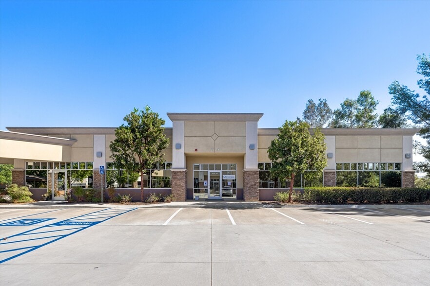 27871 Smyth Dr, Santa Clarita, CA à vendre - Photo du bâtiment - Image 2 de 60