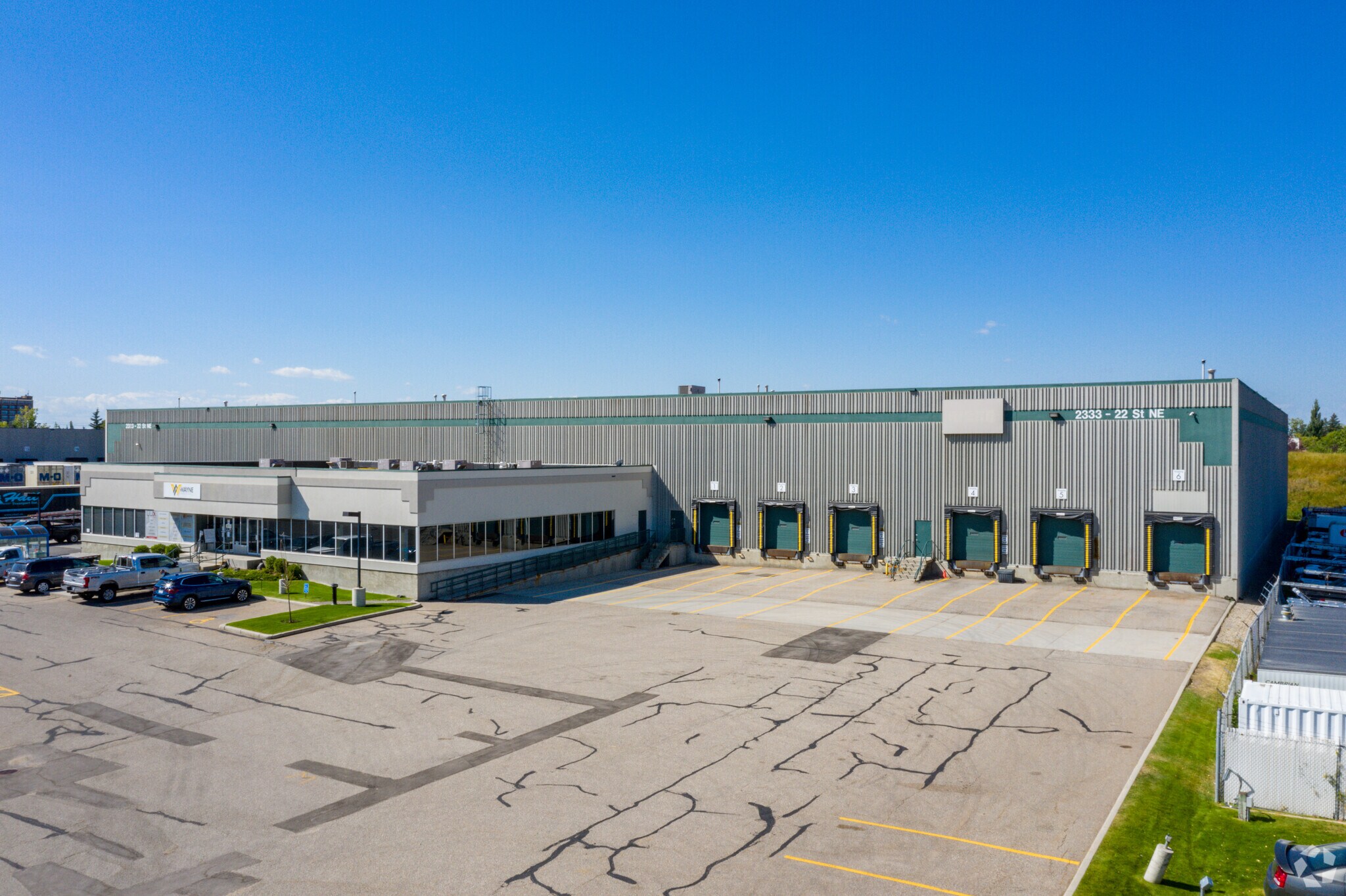 2323 22 St NE, Calgary, AB à vendre Photo du bâtiment- Image 1 de 1