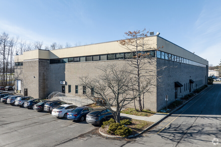 40 Eisenhower Dr, Paramus, NJ for lease - Building Photo - Image 3 of 7