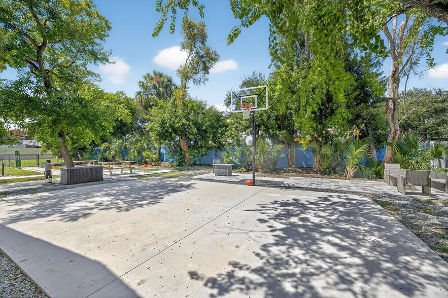 4513 W McElroy Ave, Tampa, FL for sale - Building Photo - Image 3 of 49