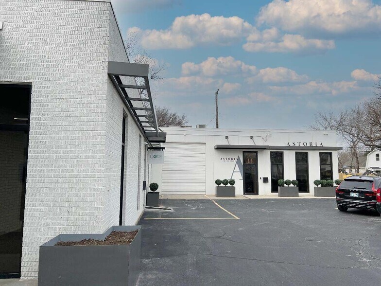 4224 S Peoria Ave, Tulsa, OK à louer - Photo du bâtiment - Image 3 de 14