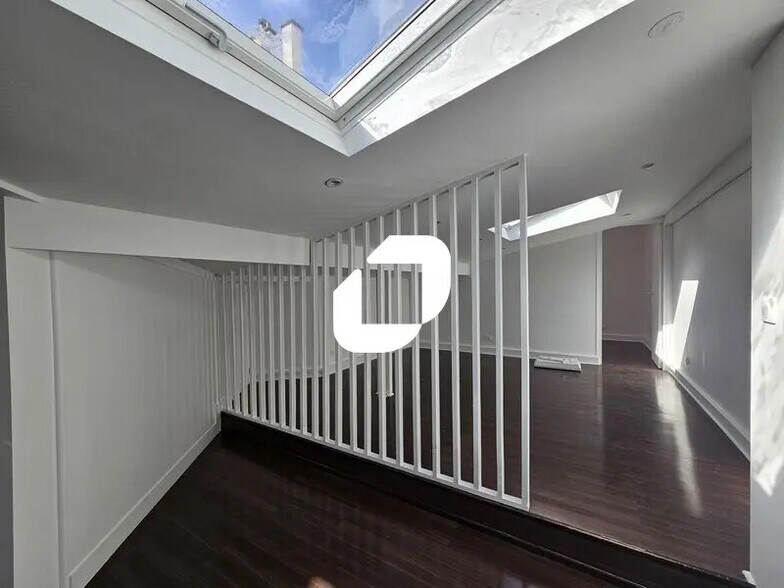 Office in Versailles for lease - Interior Photo - Image 3 of 9