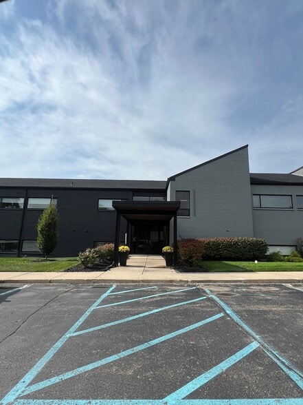 43700 Woodward Ave, Bloomfield Hills, MI for lease - Building Photo - Image 1 of 9