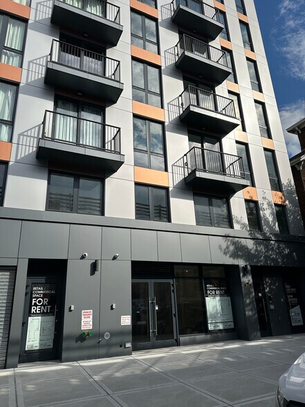 3043 31st St, Long Island City, NY à louer - Photo du bâtiment - Image 2 de 16