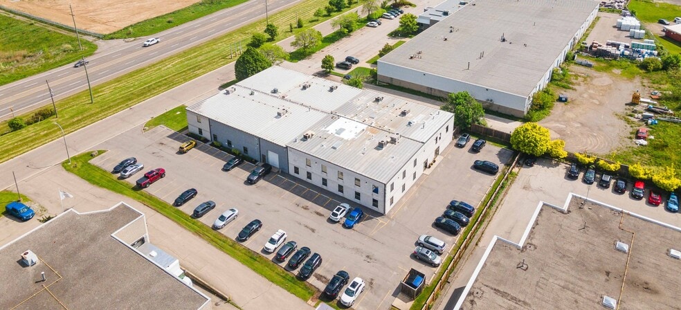 1336 Sandhill Dr, Hamilton, ON à vendre - Photo du bâtiment - Image 2 de 4