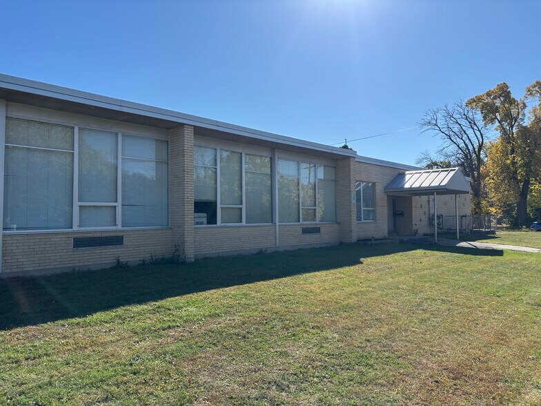 670 Main Ave, De Pere, WI à louer - Photo du bâtiment - Image 2 de 21