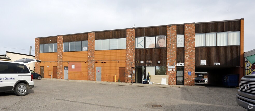 21 Elizabeth St, Okotoks, AB à louer - Photo du bâtiment - Image 2 de 6