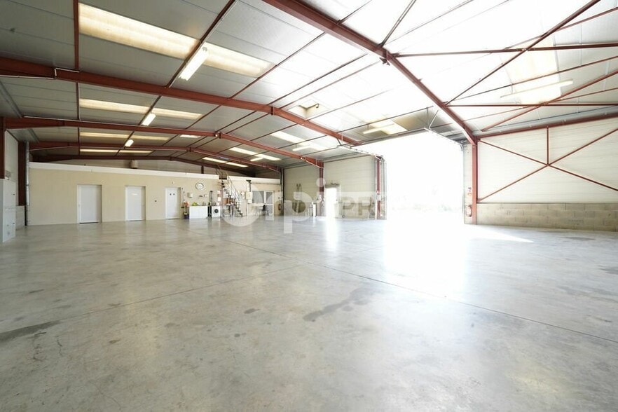33 Avenue Zac De Chassagne, Ternay for lease - Interior Photo - Image 3 of 12