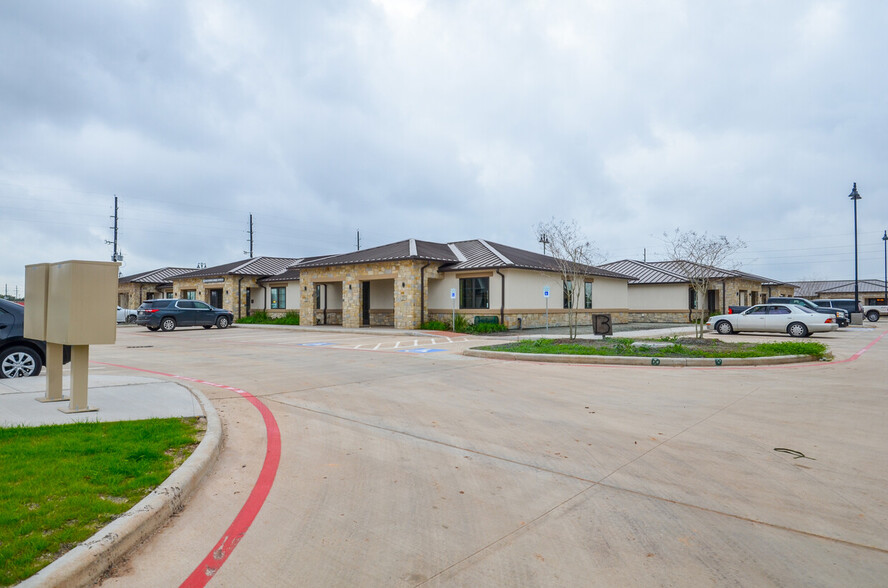 800 Bonaventure Way, Sugar Land, TX for lease - Building Photo - Image 2 of 30