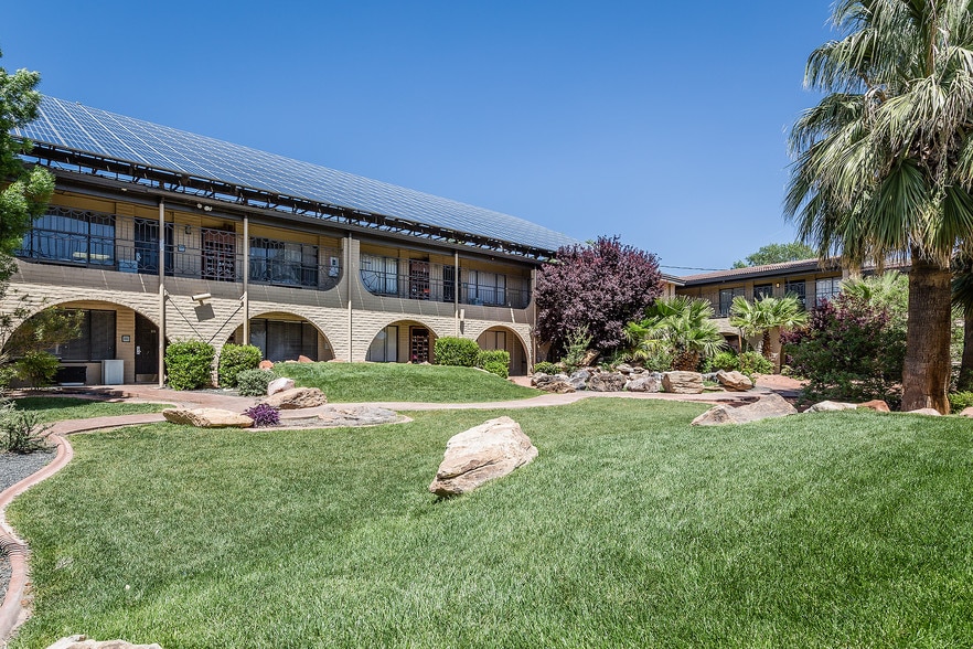 747 E Saint George Blvd, St George, UT à louer - Photo du bâtiment - Image 2 de 7