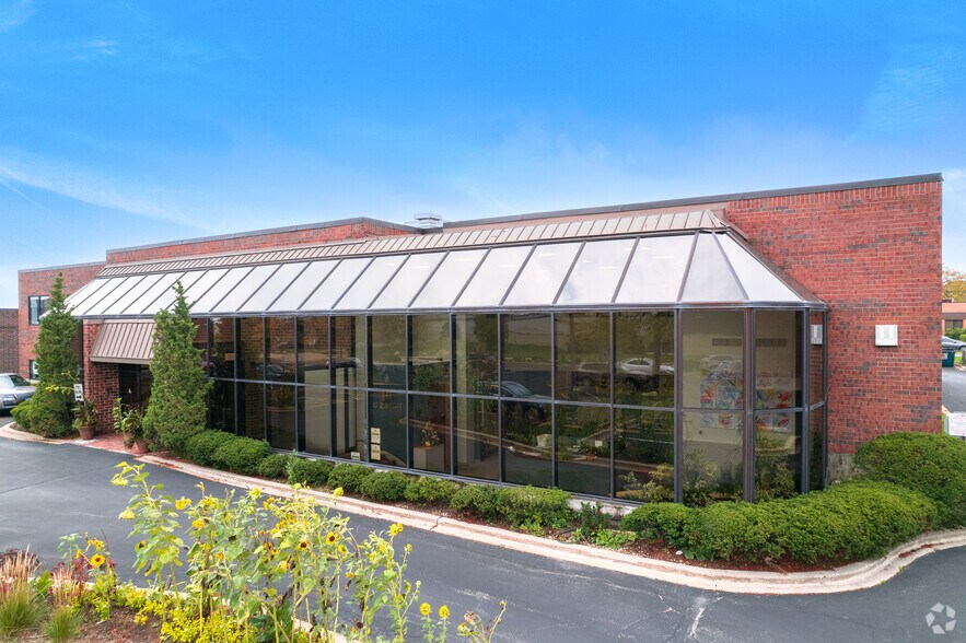 3175 Commercial Ave, Northbrook, IL à louer - Photo du bâtiment - Image 3 de 11
