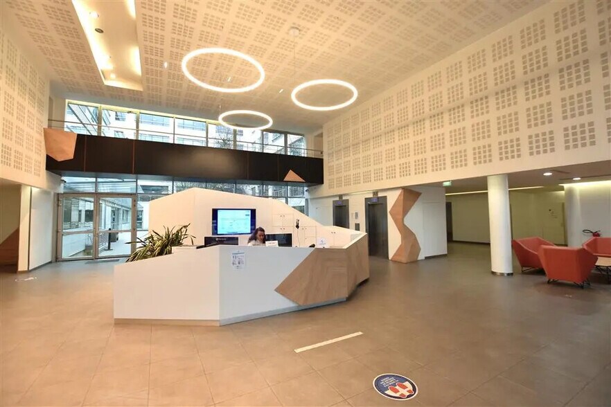 Bureau dans Saint-Denis à louer - Photo du bâtiment - Image 2 de 8