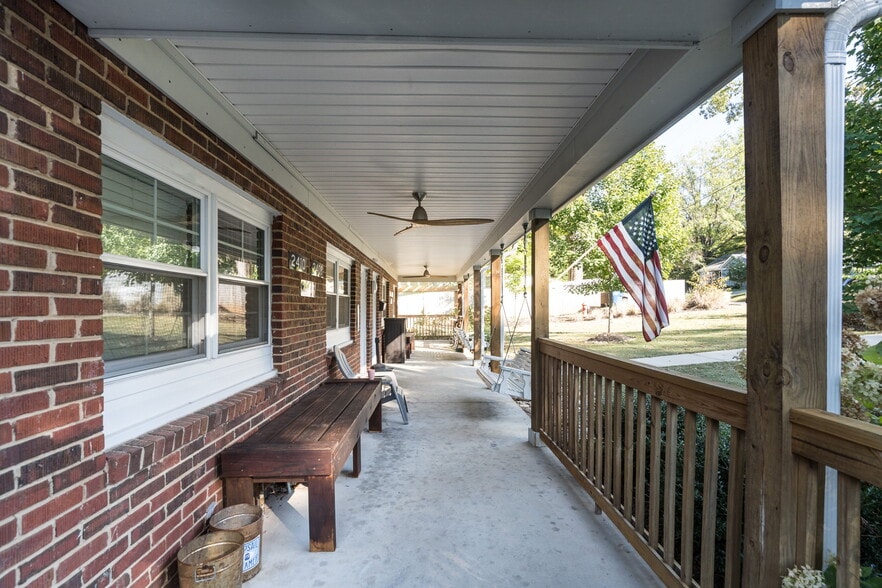2404-2410 1/2 Van Dyke Ave, Raleigh, NC for sale - Primary Photo - Image 2 of 10