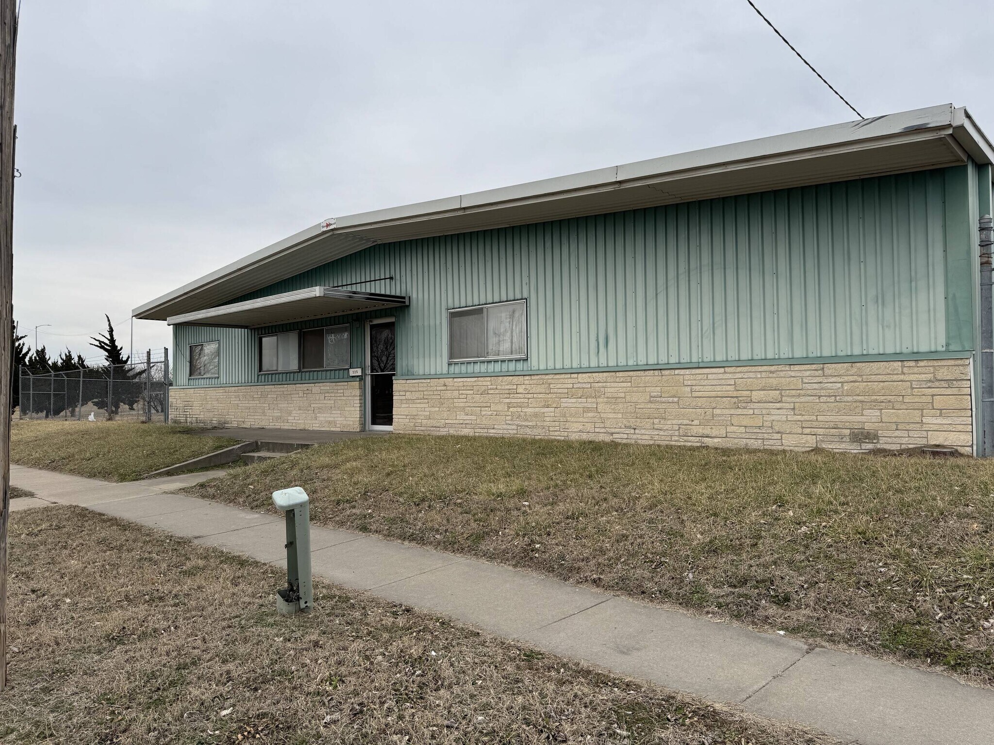 225 NW Curtis St, Topeka, KS à vendre Photo principale- Image 1 de 17
