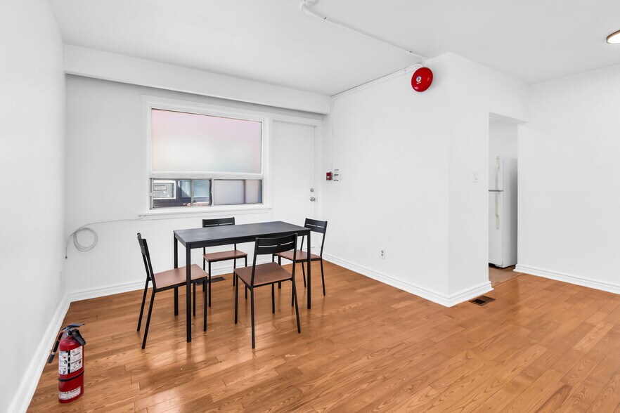 694-696 Queen St E, Toronto, ON à louer - Photo du bâtiment - Image 3 de 9
