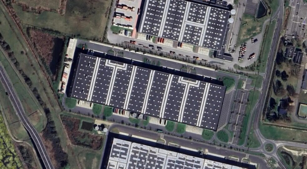 Industrial in Sandouville for lease - Aerial - Image 2 of 4