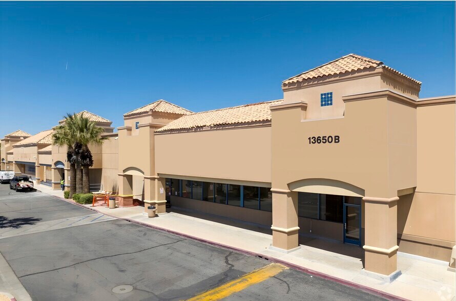 13650 Bear Valley Rd, Victorville, CA à louer - Photo du bâtiment - Image 2 de 4
