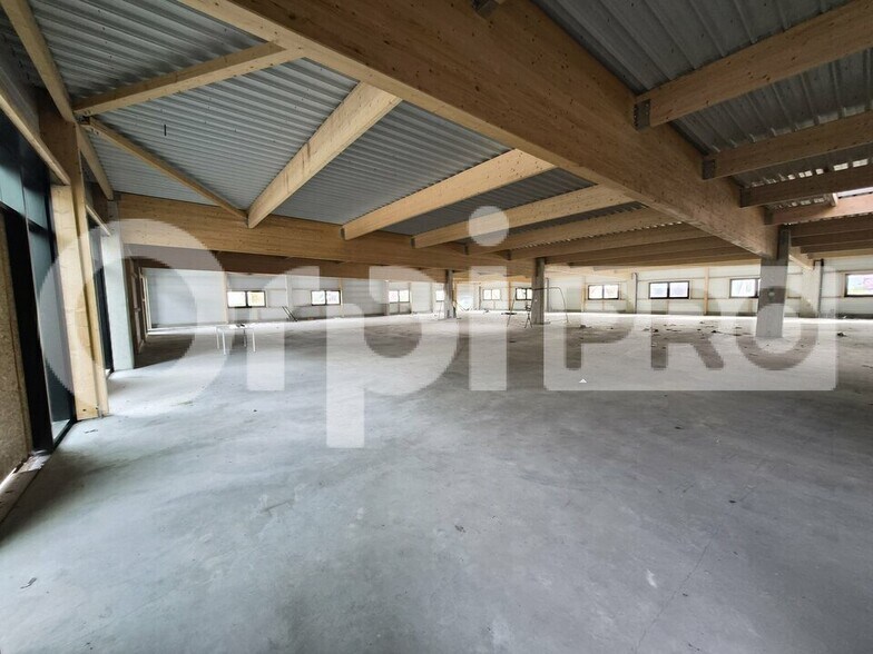 Flex in Cormontreuil for lease - Interior Photo - Image 2 of 5
