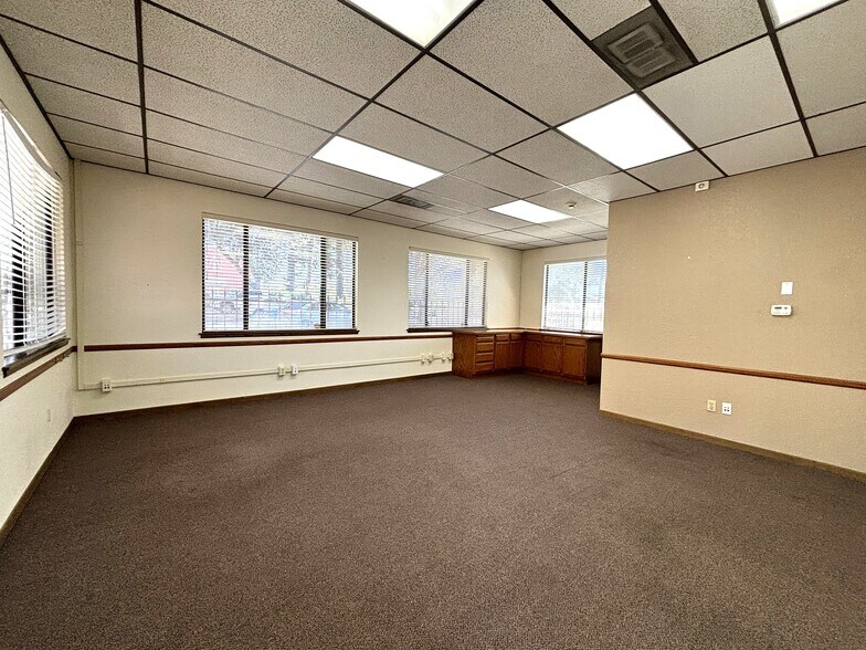 199 S Monte Vista Ave, San Dimas, CA à louer - Photo du bâtiment - Image 2 de 4