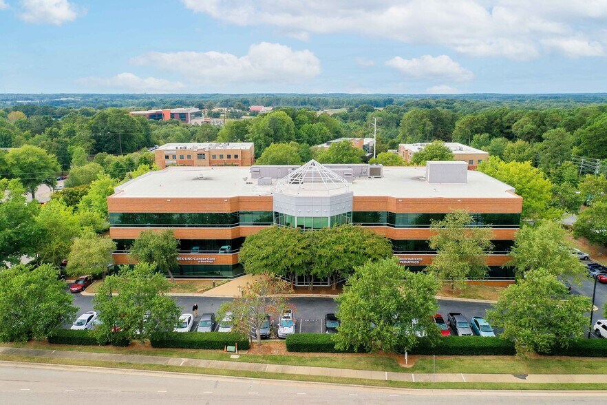2605 Blue Ridge Rd, Raleigh, NC à louer - Photo du bâtiment - Image 3 de 16