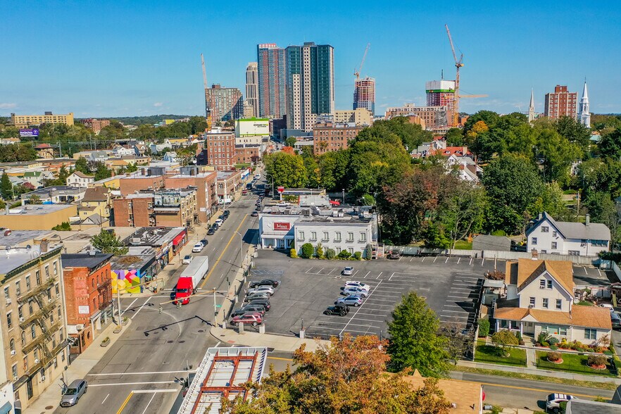 700 Main St, New Rochelle, NY à vendre - Photo du bâtiment - Image 3 de 6