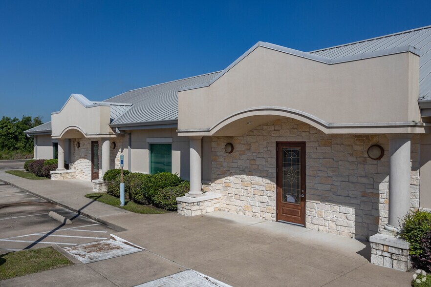 1650 E Winding Way Dr, Friendswood, TX à louer - Photo du bâtiment - Image 2 de 5