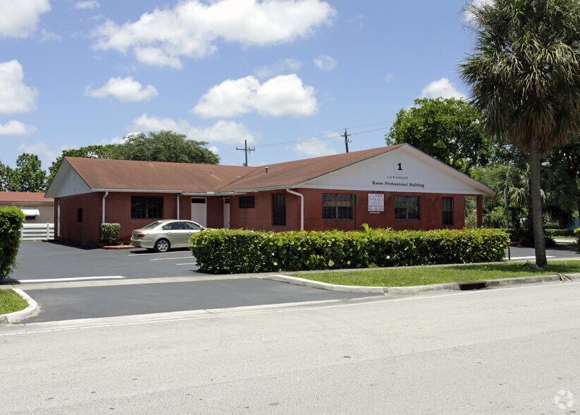 21 NE 168th St, North Miami Beach, FL à vendre - Photo du bâtiment - Image 3 de 7