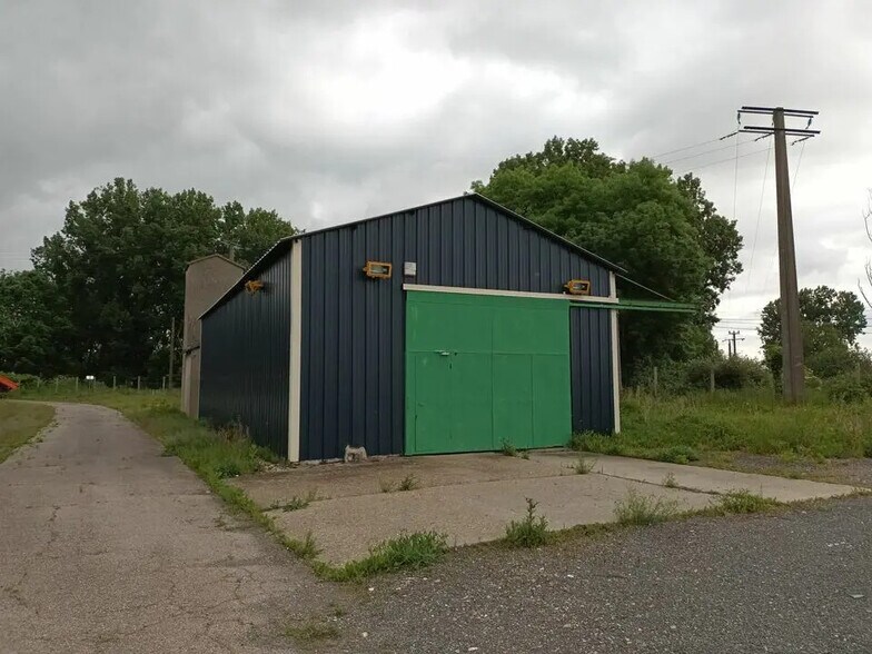 Flex in Tancarville for lease - Building Photo - Image 1 of 2