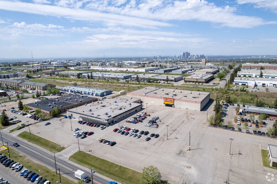 1107 33 St NE, Calgary, AB à vendre - Aérien - Image 2 de 3