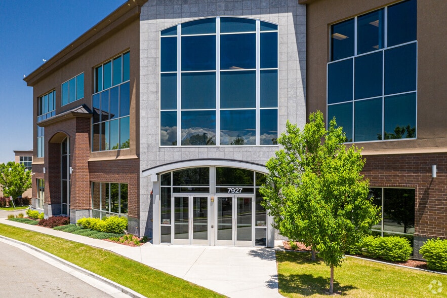 7927 S High Point Pky, Sandy, UT for lease - Building Photo - Image 2 of 9