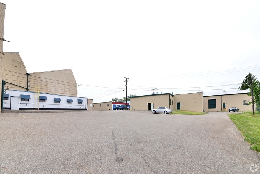 1387 Clarendon Ave SW, Canton, OH à louer - Photo du bâtiment - Image 1 de 6