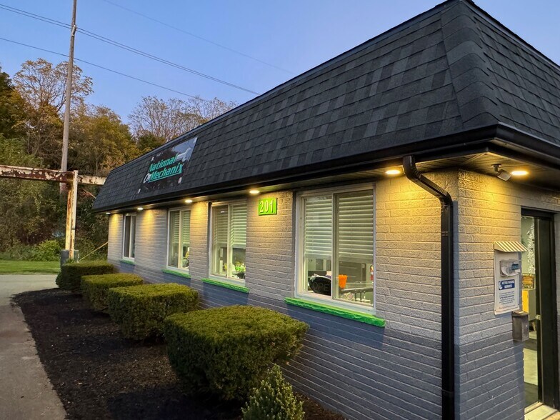 201 S Mill St, South Lyon, MI à vendre - Photo du bâtiment - Image 1 de 15