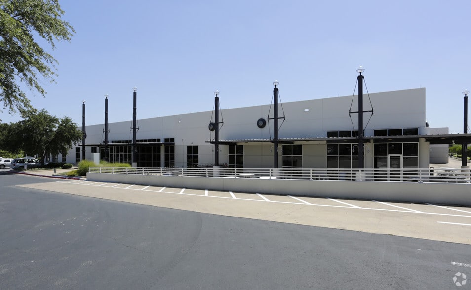 7401 E Ben White Blvd, Austin, TX à louer - Photo du bâtiment - Image 3 de 14