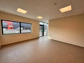 Office in SAINT-OUEN-L'AUMONE for lease Interior Photo- Image 2 of 2
