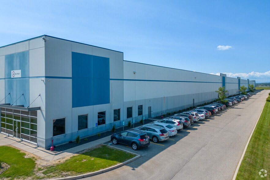 21 Aero Dr NE, Calgary, AB à louer - Photo du bâtiment - Image 2 de 7