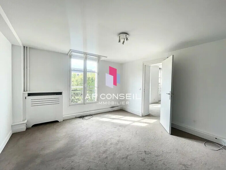 Bureau dans Versailles à louer - Photo du bâtiment - Image 2 de 9