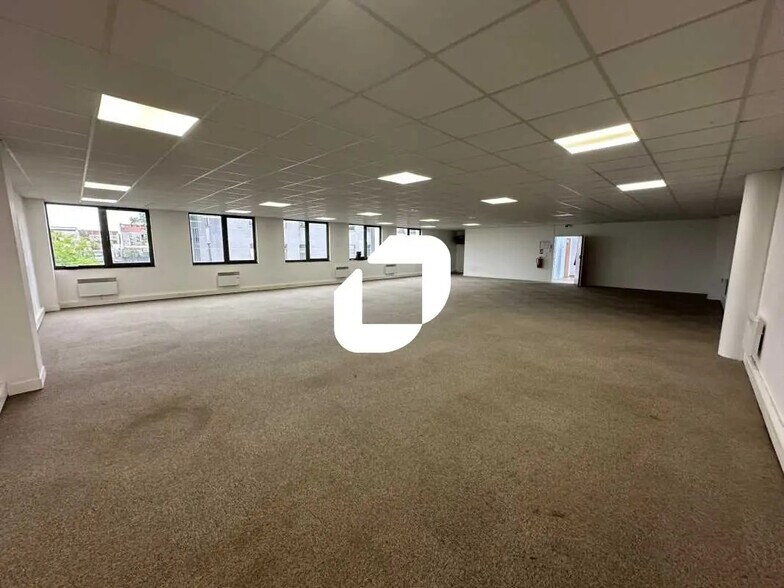 Flex in Argenteuil for lease - Interior Photo - Image 3 of 34