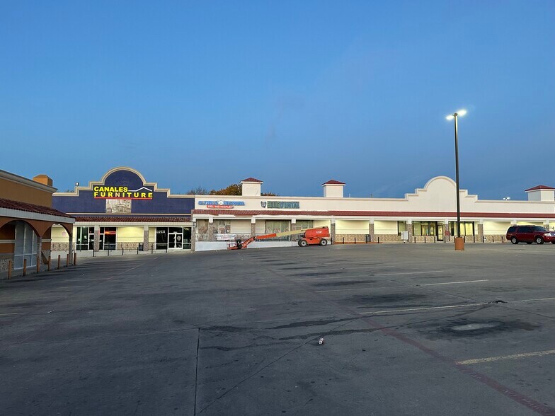 2721-2765 Tx-183, Fort Worth, TX à louer - Photo du bâtiment - Image 2 de 6