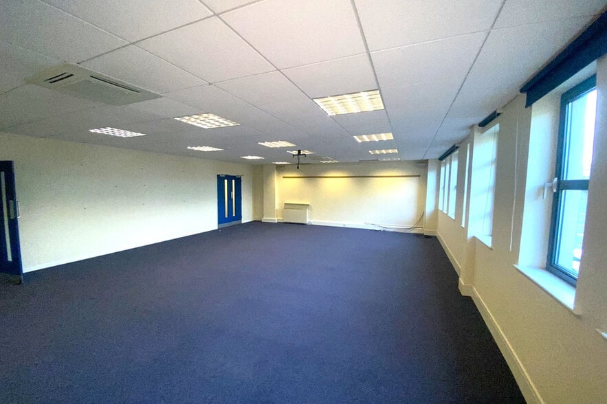 9-11 Corporation Sq, Belfast for lease - Interior Photo - Image 2 of 8