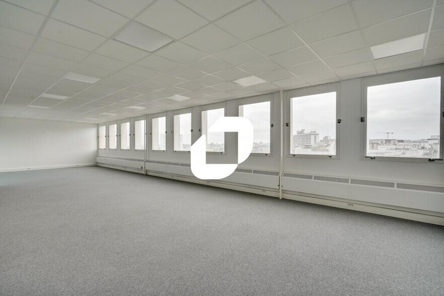 Industrial in Paris for lease - Interior Photo - Image 2 of 11