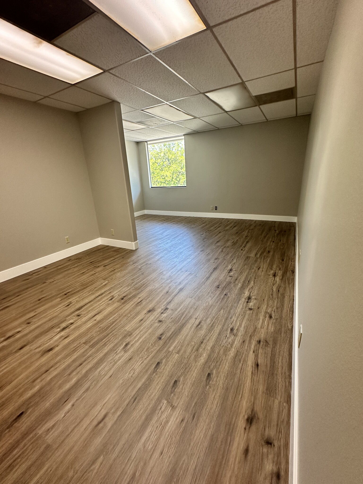 1633 Erringer Rd, Simi Valley, CA for lease Interior Photo- Image 1 of 3