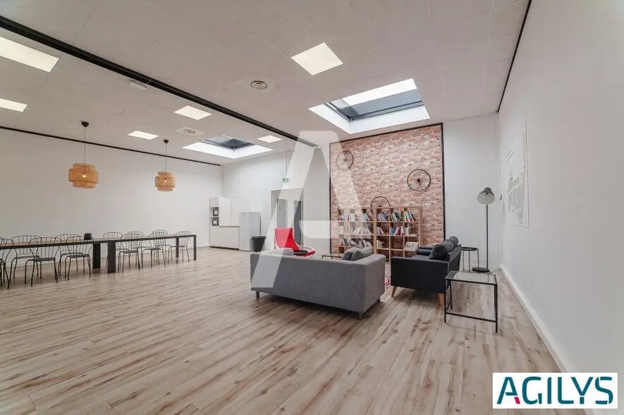 Flex in Ivry-sur-Seine for lease - Interior Photo - Image 3 of 8