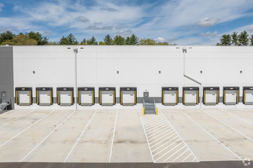 40 Commerce Way, Tewksbury, MA à louer - Photo du bâtiment - Image 3 de 5