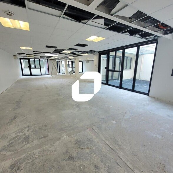 Office in Boulogne Billancourt for lease - Interior Photo - Image 2 of 5