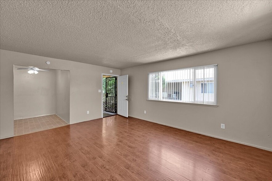 4549 Ashcroft Ave, Sacramento, CA à vendre - Photo du bâtiment - Image 2 de 15