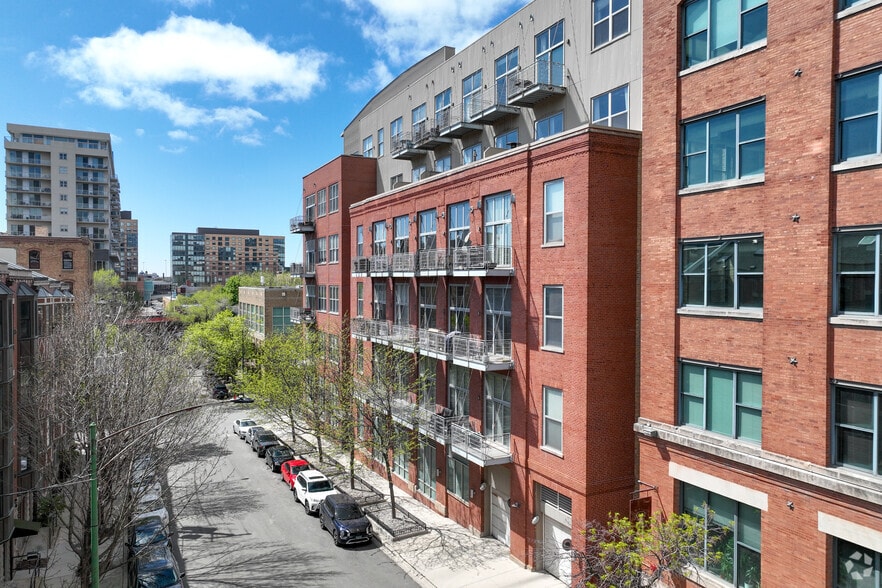 824 W Superior St, Chicago, IL for sale - Primary Photo - Image 1 of 82