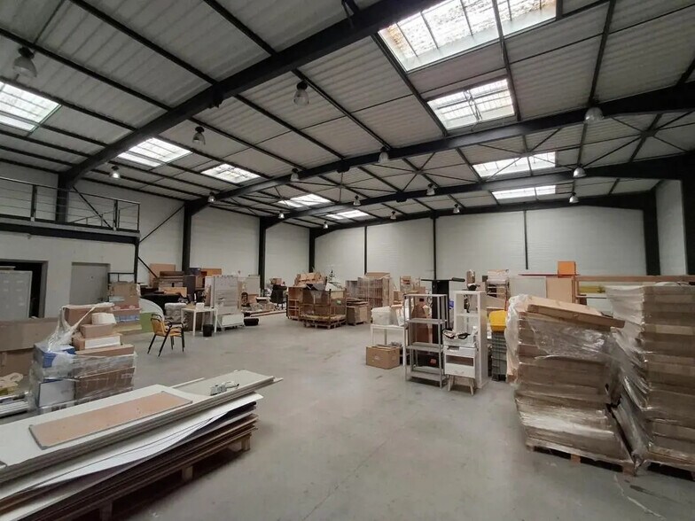 Flex in FLEURIEUX SUR L 39 ARBRESLE for lease - Interior Photo - Image 2 of 7