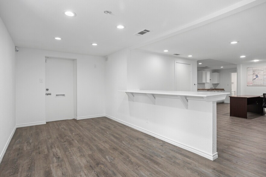 6361 Singleton Blvd, Dallas, TX à louer - Photo du bâtiment - Image 2 de 8